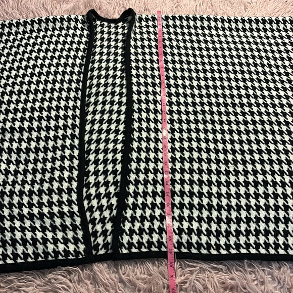 Boutique Black and White Houndstooth Cape/Shawl - One Size - Picture 7 of 9